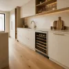 Comment intégrer une cave à vin encastrable sous plan dans une cuisine moderne