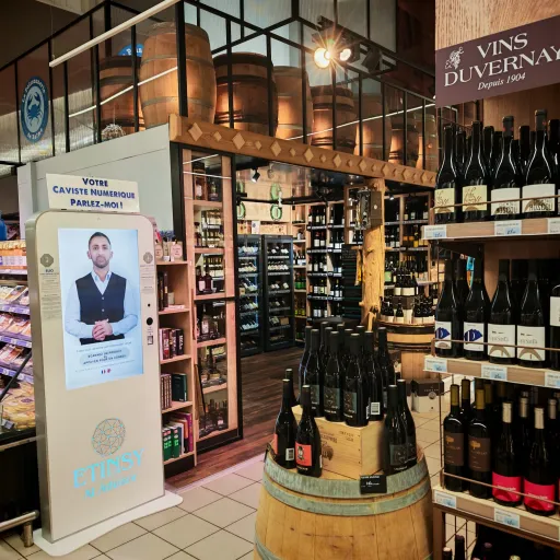 Interview de Arthur Chakhoian de ETINSY: L'IA humanoïde au service des rayons vins et spiritueux