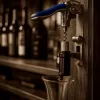 Comment le tire bouchon mural réinvente le geste du service du vin