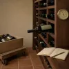 Vivre avec une cave à vin de 200 bouteilles : mode de vie, choix et exigences professionnelles
